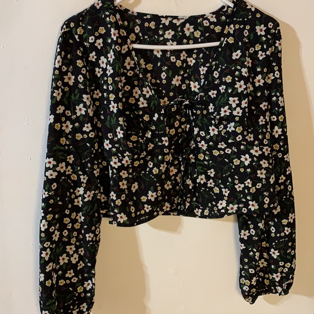 Black floral cropped top cardigan tie style open front tie front - Picture 3 of 8